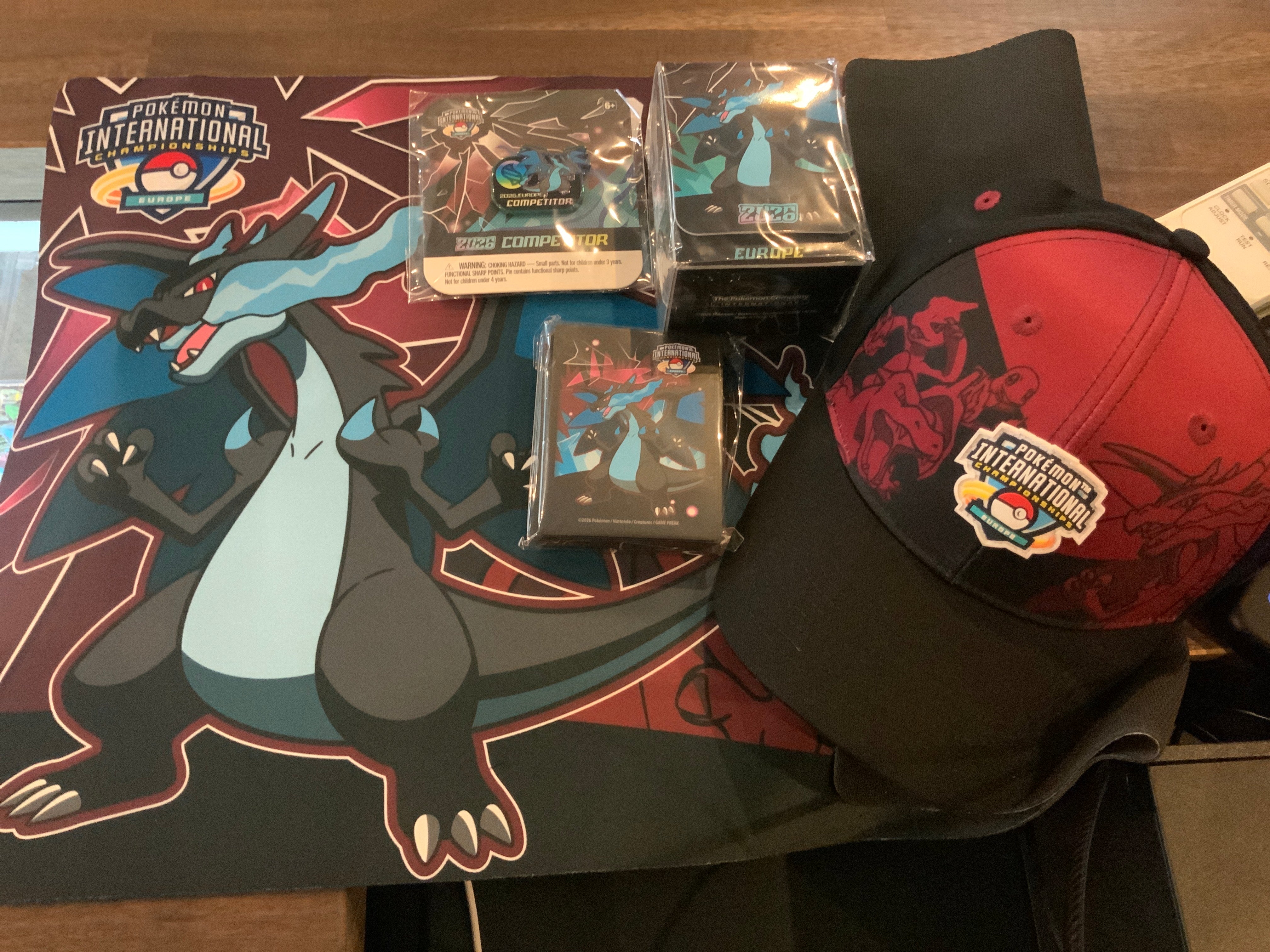 euic competitor kit (playmat,deckbox,sleeves,cap and pin)